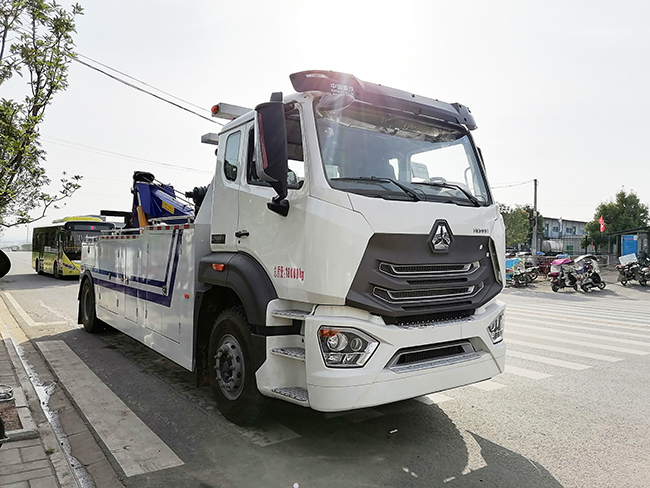 國(guó)六單橋重汽豪瀚拖吊聯(lián)體清障車(chē)